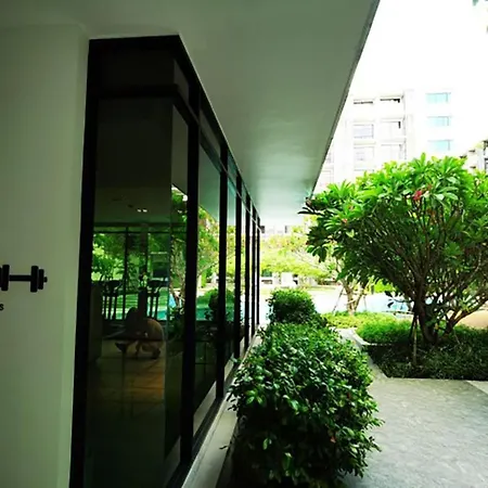 Blossom Sathorn Hospitality （曼谷高端酒店公寓） Exterior photo
