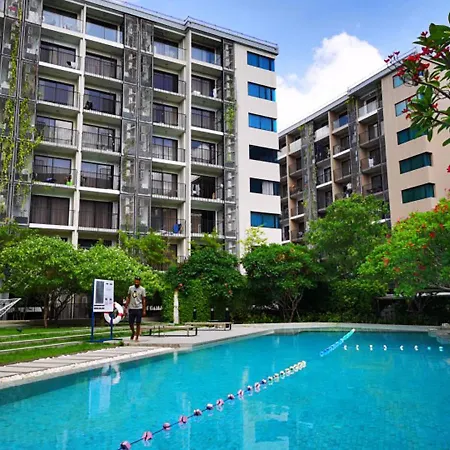 Blossom Sathorn Hospitality （曼谷高端酒店公寓） Exterior photo